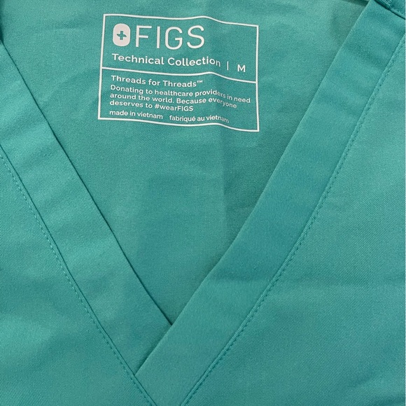 FIGS surgical green medium 
Catarina scrub top - Picture 5 of 6